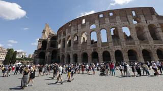 תיירים מחוץ לקולוסיאום