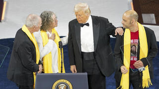 שורדי השבי יאיר הורן, אביבה וקית' סיגל לצד טראמפ