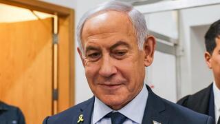 רה"מ בנימין נתניהו נכנס לאולם הדיונים על מנת לתת את עדותו בתיקי אלפים