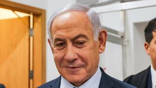 רה"מ בנימין נתניהו נכנס לאולם הדיונים על מנת לתת את עדותו בתיקי אלפים