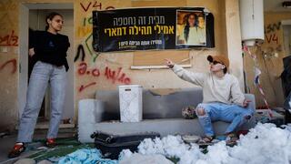 זיו קורן התלווה לאמילי דמארי ורומי גונן בחיים שאחרי השבי