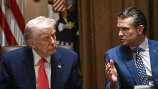 נשיא ארה"ב דונלד טראמפ לצד שר ההגנה פיט הגסת' בישיבת קבינט בבית הלבן