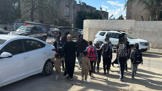 ילדים חוזרים הביתה מבית הספר בעקבות הרצח בג'ואריש