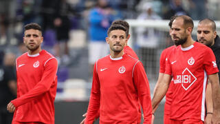 שחקני הפועל ת"א מאוכזבים בסיום המשחק