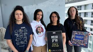 חבורת ״חסמבה״ של צעירי מטה החטופים מחלקים לשרים וחברי כנסת ערכות לפסח