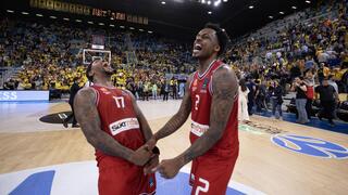 שחקני הפועל ת"א מרקוס פוסטר עם אנטוניו בלייקני