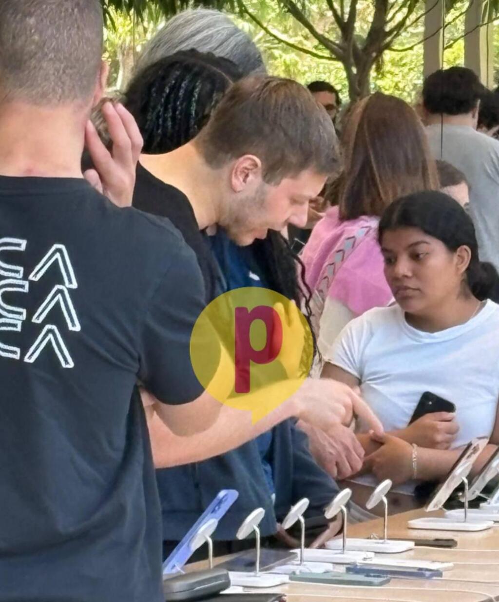 יאיר נתניהו מבלה בחנות אפל במיאמי
