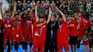 שחקני הפועל ת"א מניפים את גביע היורוקאפ