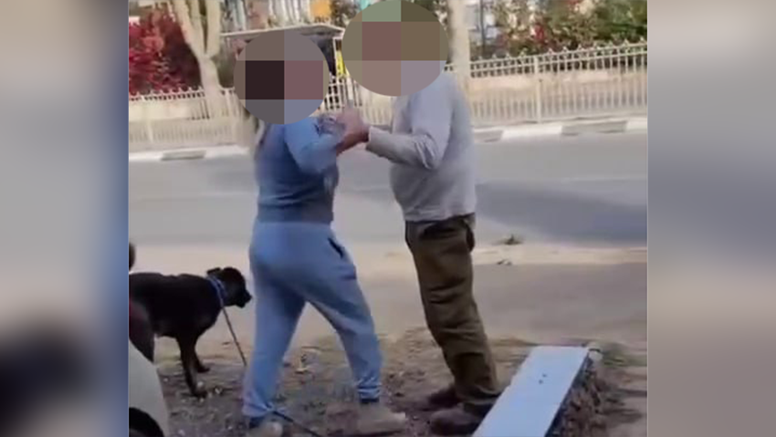 תיעוד: אב ובנו תוקפים את שכנתם בפתח תקווה ומאיימים להרוג את הכלב שלה