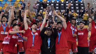 שחקני הפועל ת"א עם גביע היורוקאפ