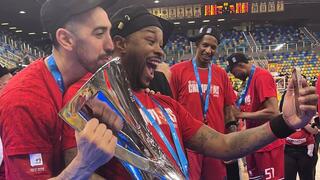 שחקן הפועל ת"א מרקוס פוסטר עם בר טימור וגביע היורוקאפ