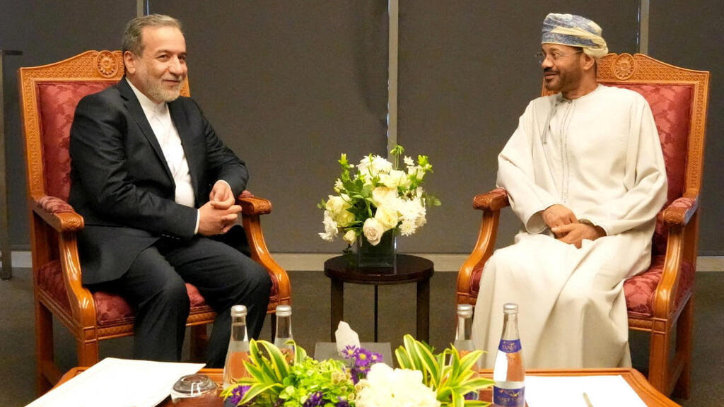 Iranian Foreign Minister Abbas Araghchi and Omani Foreign Minister Badr al-Busaidi (Photo: Reuters) עבאס עראקצ'י, שר החוץ של איראן, ובדר אל-בוסעידי, מקבילו העומאני
