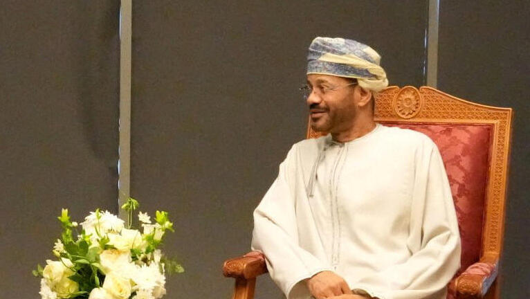 Photo: Iranian Ministry of Foreign Affairs/WANA (West Asia News Agency)/ Handout via REUTERS עבאס עראקצ'י, שר החוץ של איראן, ובדר אל-בוסעידי, מקבילו העומאני