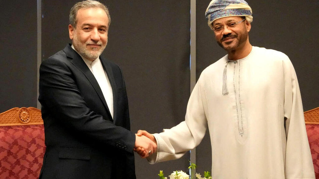 Iran's Foreign Minsiter Abbas Araghchi and his Omani counterpart Badr Albusaidi (Photo: Reuters) עבאס עראקצ'י, שר החוץ של איראן, ובדר אל-בוסעידי, מקבילו העומאני