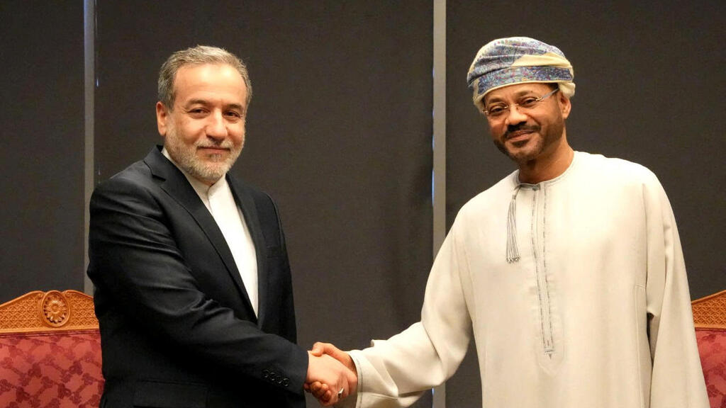 وزیر امور خارجه ایران عباس آراگچی و همتای عمانی وی بدر بن حمد بن حامود آلبوسیدی (عکس: رویترز) עב ער ער' حدس ، שר ח של א א ، בדר ל-ב ב خواهند