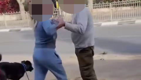 תיעוד: אב ובנו תוקפים את שכנתם בפתח תקווה ומאיימים להרוג את הכלב שלה
