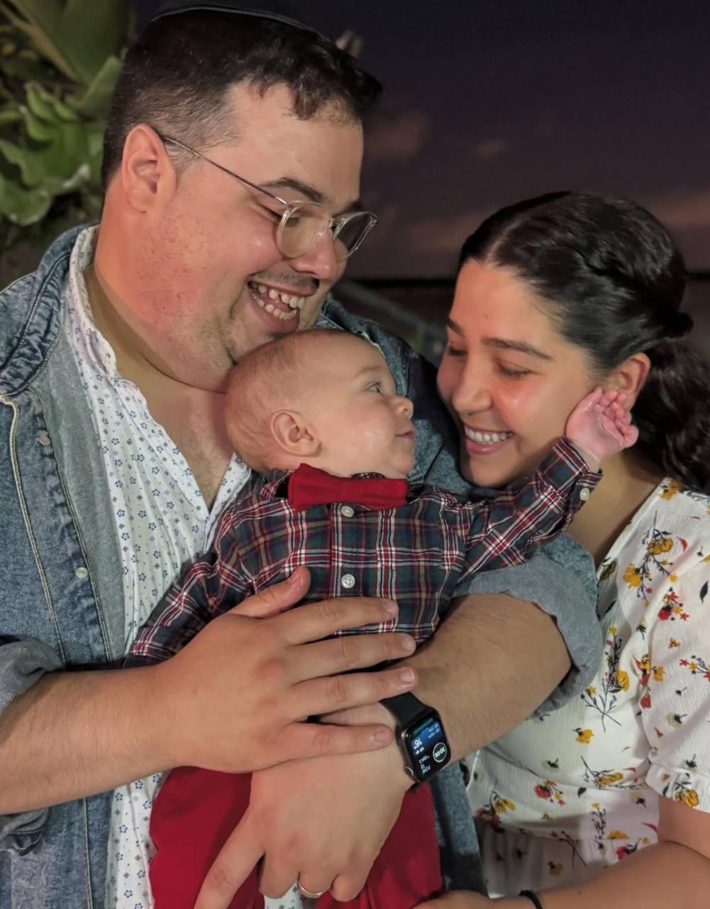 אוראל צברי, אשתו סיון והבן בחג הפסח