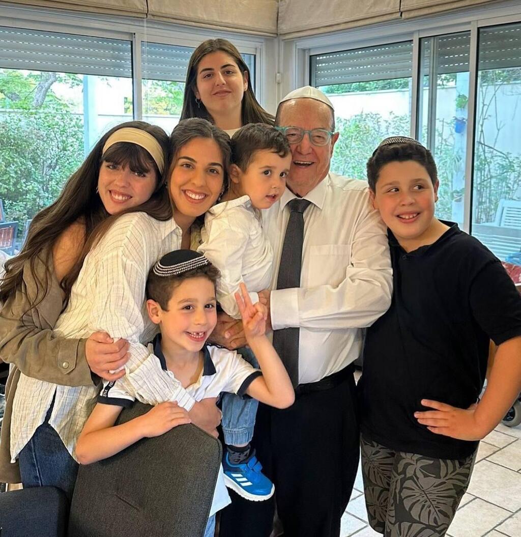 טוביה צפיר מוקף בנכדים