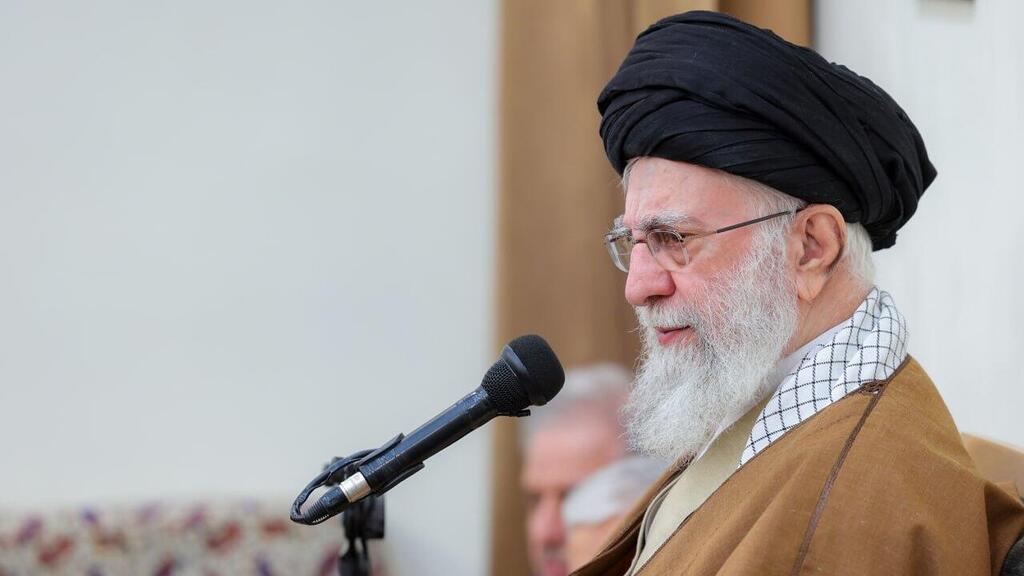Iran's Supreme Leader Ali Khamenei עלי חמינאי, מנהיגה העליון של איראן, בפגישה עם מפקדים איראניים