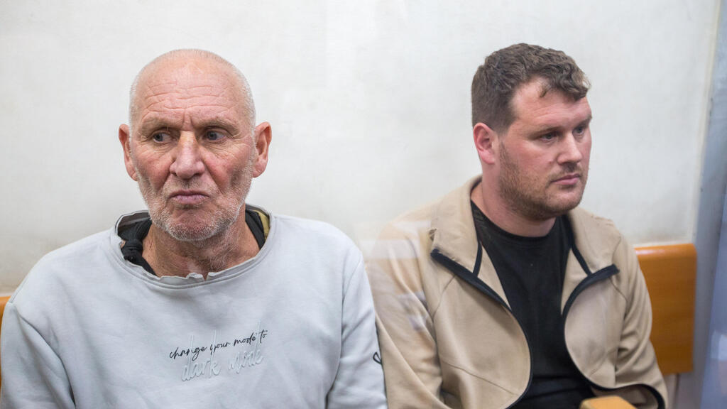 Ицхак и Боаз Шер в суде (Фото: Идо Эрез) הארכת מעצרם של בועז שר ובנו המואשמים בתקיפת כלב של שכנה לבניין