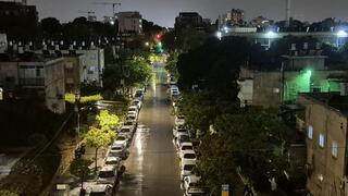 גשם בתל אביב, הלילה