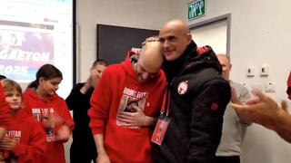 יאיר הורן מתרגש בשיחה עם השחקנים בחדר ההלבשה