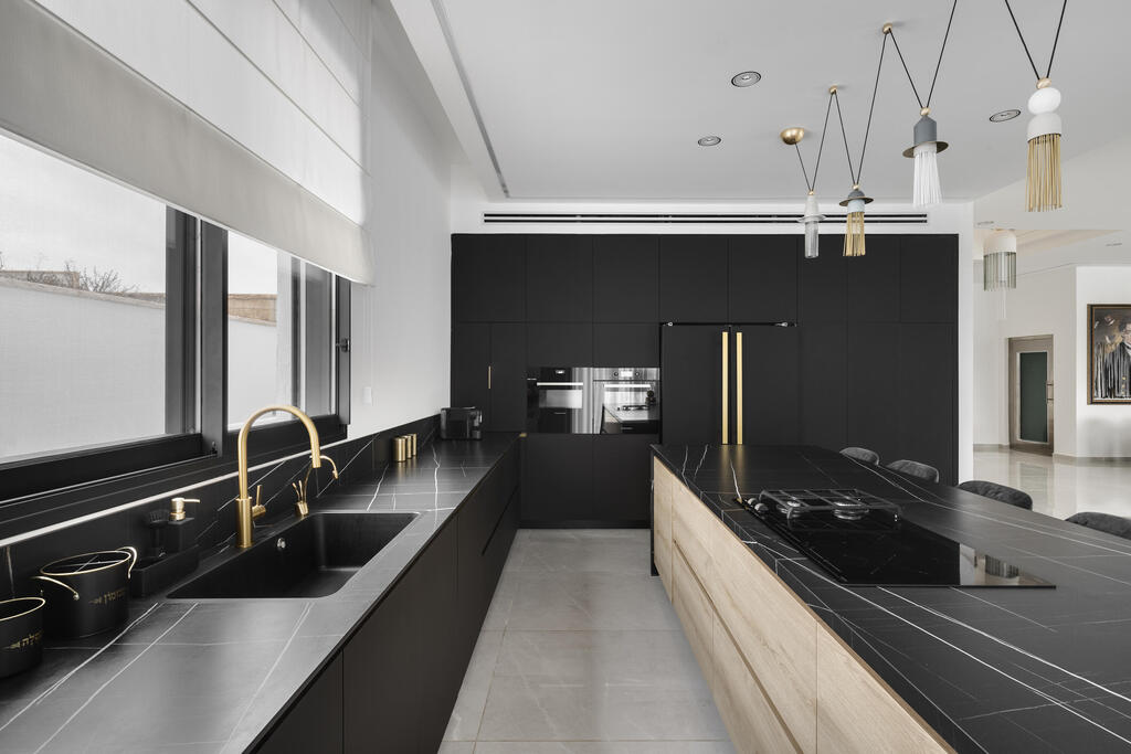 Dark-toned kitchen with designer light fixture (Photo: Oded Smadar) הבית בשדרות, עיצוב: מקס ואלי קינן, אדריכלות ועיצוב פנים