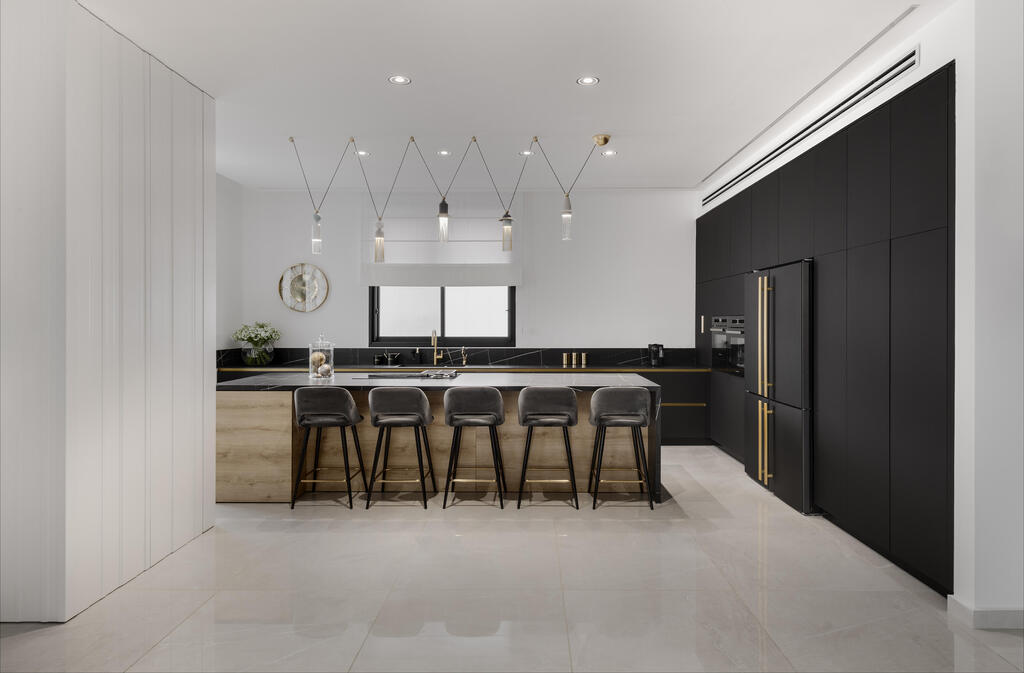 A natural wood kitchen island (Photo: Oded Smadar) הבית בשדרות, עיצוב: מקס ואלי קינן, אדריכלות ועיצוב פנים