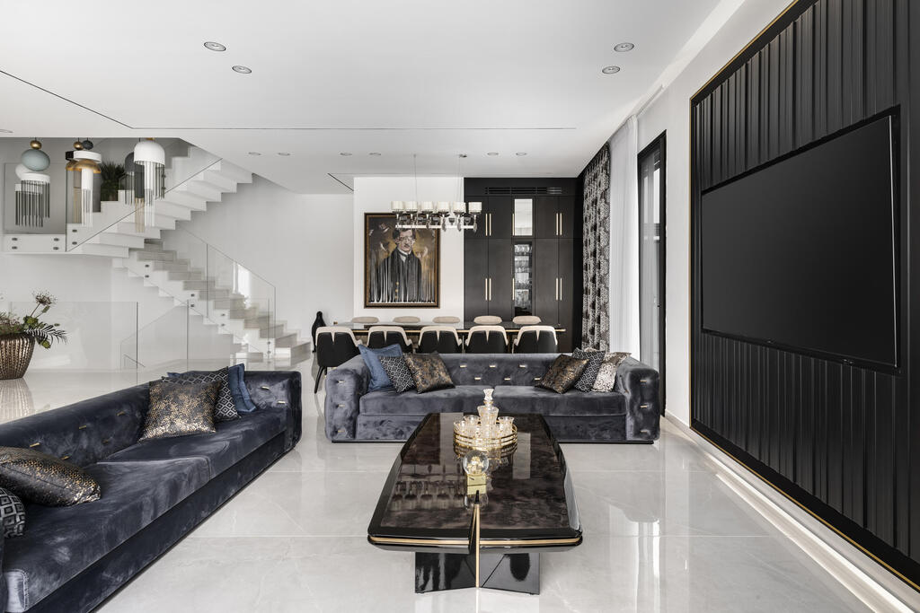 Living room and dining room (Photo: Oded Smadar) הבית בשדרות, עיצוב: מקס ואלי קינן, אדריכלות ועיצוב פנים