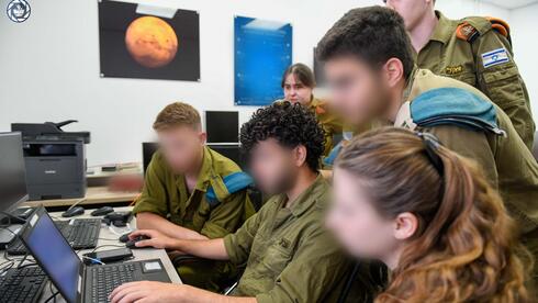 חיילי מדור מצפ"ן, "נבחרים בפינצטה"