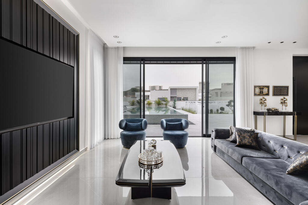 Glass windows with electric shutters (Photo: Oded Smadar) הבית בשדרות, עיצוב: מקס ואלי קינן, אדריכלות ועיצוב פנים