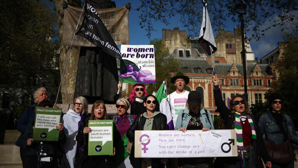 Protesters outside the Supreme Court during the landmark ruling that women are born biologically female (Photo: Henry Nicholls / AFP) מפגינים חוגגים את הפסיקה ב בריטניה שבה נקבע כי נשים טרנסג'נדריות טרנסיות לא נכללות בהגדרה המשפטית של אישה בחוק נגד אפליה