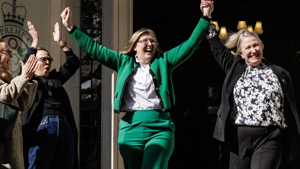 Susan Smith (L) and Marion Calder, Directors of For Women Scotland after ruling on transgenders (Photo: Dan Kitwood / Getty Images) פעילות מארגון "נשות סקוטלנד" חוגגות את הפסיקה ב בריטניה שבה נקבע כי נשים טרנסג'נדריות טרנסיות לא נכללות בהגדרה המשפטית של אישה בחוק נגד אפליה