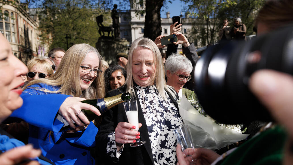 Susan Smith after UK court ruling on transgenders (Photo: Dan Kitwood / Getty Images) פעילות מארגון "נשות סקוטלנד" חוגגות את הפסיקה ב בריטניה שבה נקבע כי נשים טרנסג'נדריות טרנסיות לא נכללות בהגדרה המשפטית של אישה בחוק נגד אפליה