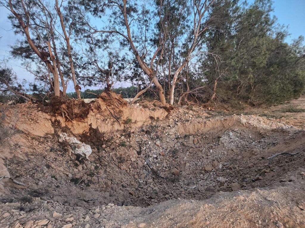 Accidental bomb drop left a large crater in northern Israel last month (Photo: Zamir Haimi) מטוס קרב הפיל בשוגג פצצה בעוטף עזה