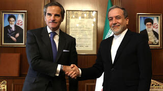 ראש סבא"א רפאל גרוסי עם שר החוץ של איראן עבאס עראקצ'י פגישה בטהרן ב-2024 