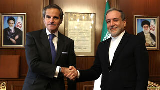 ראש סבא"א רפאל גרוסי עם שר החוץ של איראן עבאס עראקצ'י פגישה בטהרן ב-2024 