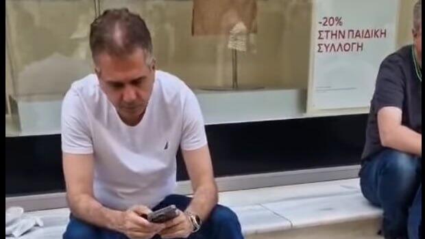 ישראלית צועקת על השר אלי כהן בזמן חופשתו באתונה