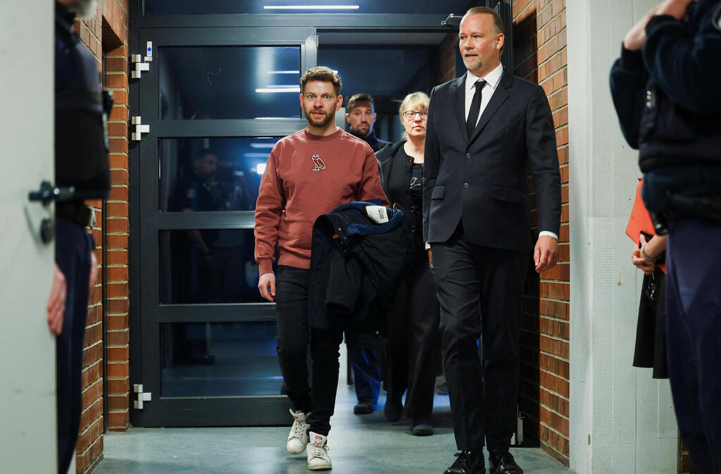 Lahav Shapira enters a the court in Berlin (Photo: Lisi Niesne/Reuters) להב שפירא בבית המשפט