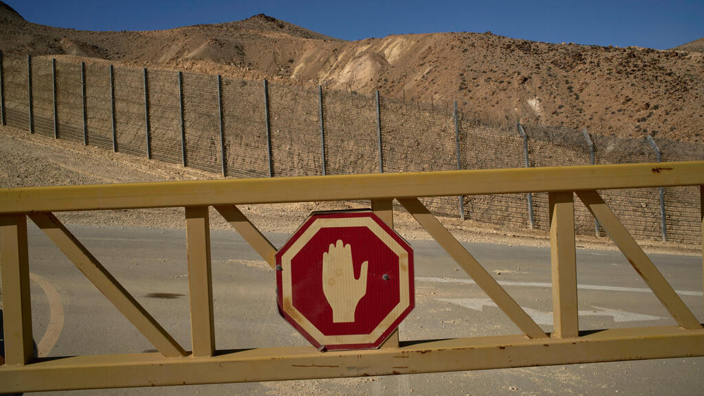 Граница между Египтом и Израилем (Фото: AP Photo/Leo Correa) הגבול בין ישראל למצרים 16.4
