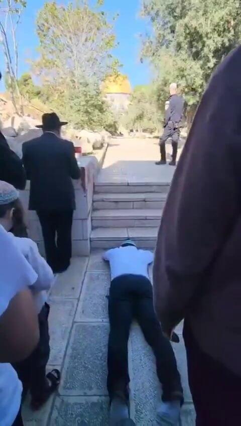 ח"כ צבי סוכות משתטח בהר הבית