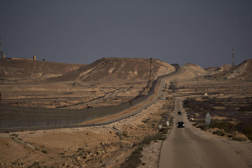 The border between Israel and Egypt (Photo: AP Photo/Leo Correa)  הגבול בין ישראל למצרים 16.4