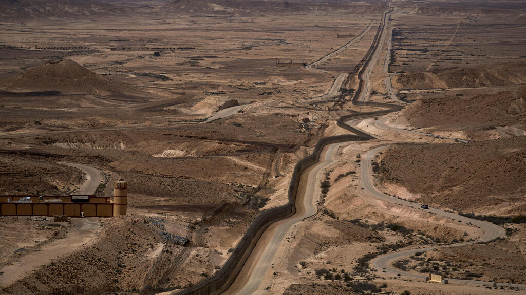 Граница с Египтом (Фото: AP Photo/Leo Correa) הגבול בין ישראל למצרים 16.4