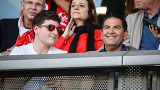 בעלי הפועל ת"א אדמונד ספרא עם בנו מואיז