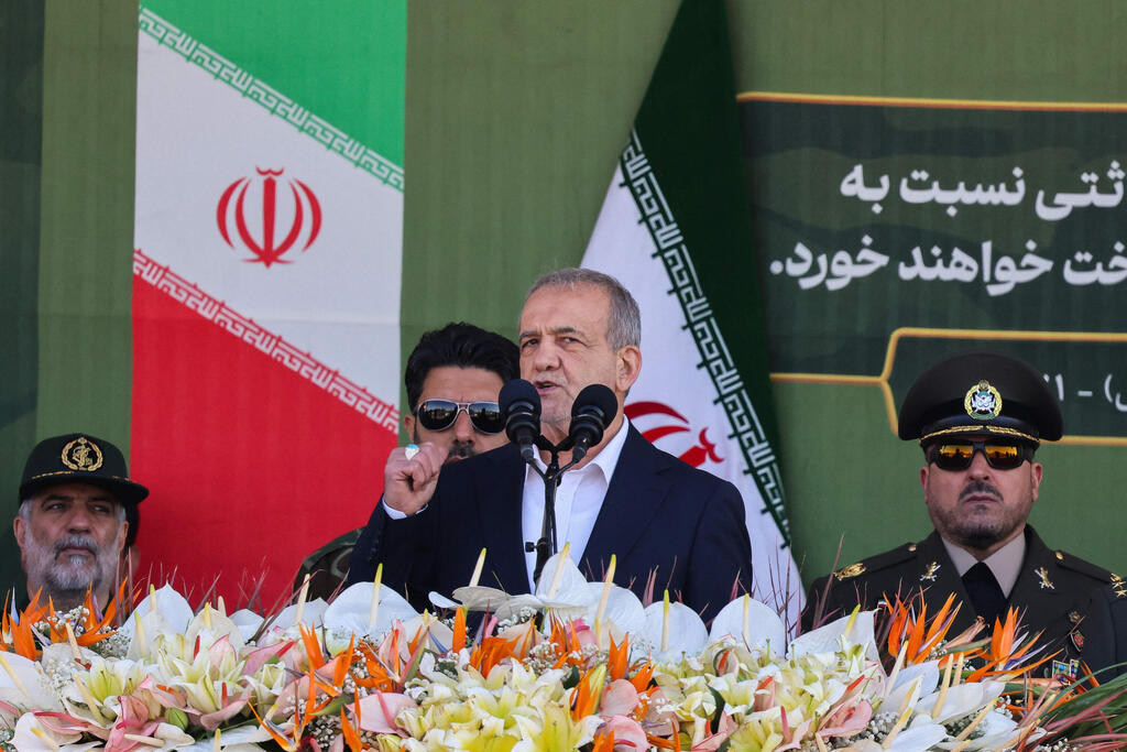 Iranian President Masoud Pezeshkian (Photo: Atta KENARE / AFP) מצעד צבאי באיראן לציון יום הצבא הלאומי, בהשתתפות הנשיא פזשכיאן