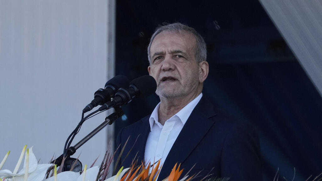  מצעד צבאי באיראן לציון יום הצבא הלאומי, בהשתתפות הנשיא פזשכיאן