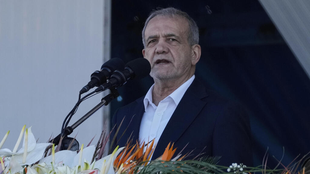  מצעד צבאי באיראן לציון יום הצבא הלאומי, בהשתתפות הנשיא פזשכיאן
