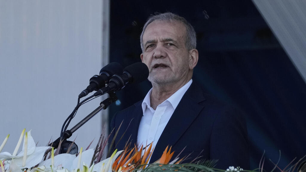  מצעד צבאי באיראן לציון יום הצבא הלאומי, בהשתתפות הנשיא פזשכיאן