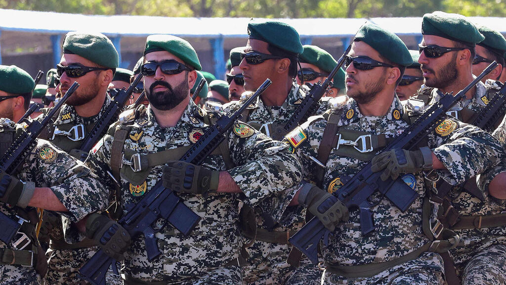 Iranian soldiers marching in Tehran (Photo: Atta KENARE / AFP) מצעד צבאי באיראן לציון יום הצבא הלאומי, בהשתתפות הנשיא פזשכיאן