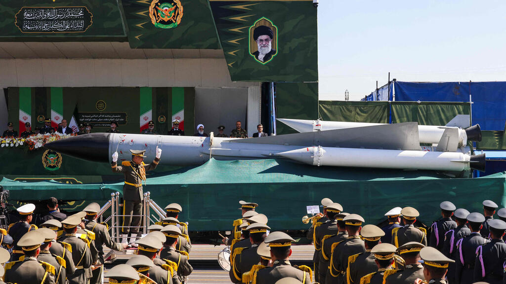 Iranian missiles on display during a military parade in Tehran in April (Photo: Atta Kenare / AFP) מצעד צבאי באיראן לציון יום הצבא הלאומי, בהשתתפות הנשיא פזשכיאן